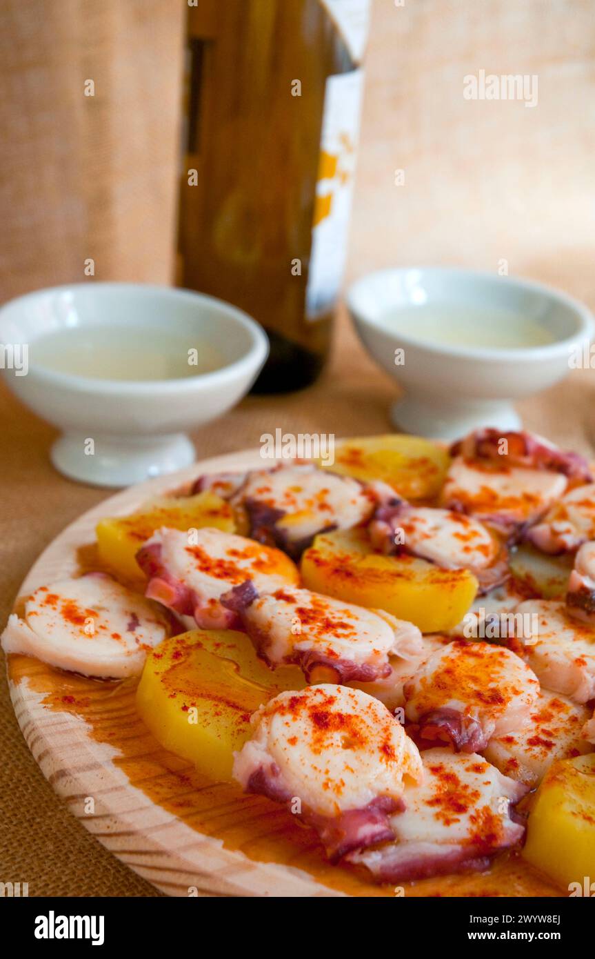 Pulpo a feira et Ribeiro vin. La Galice, Espagne. Banque D'Images