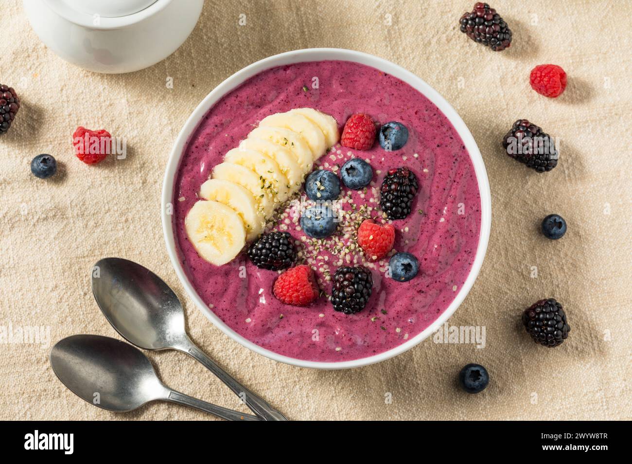 Bol à Smoothie aux baies saines fait maison avec banane et chanvre Banque D'Images