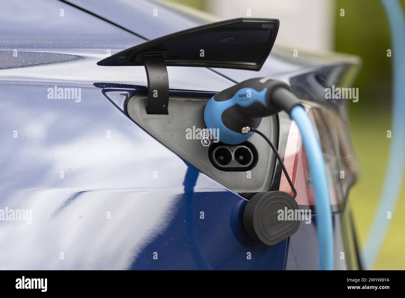 Ein blaues Elektroauto vom Tesla wird mit Strom aufgeladen, Berlin, 08.04.2024. Berlin Deutschland *** Une voiture électrique Tesla bleue en cours de charge Banque D'Images