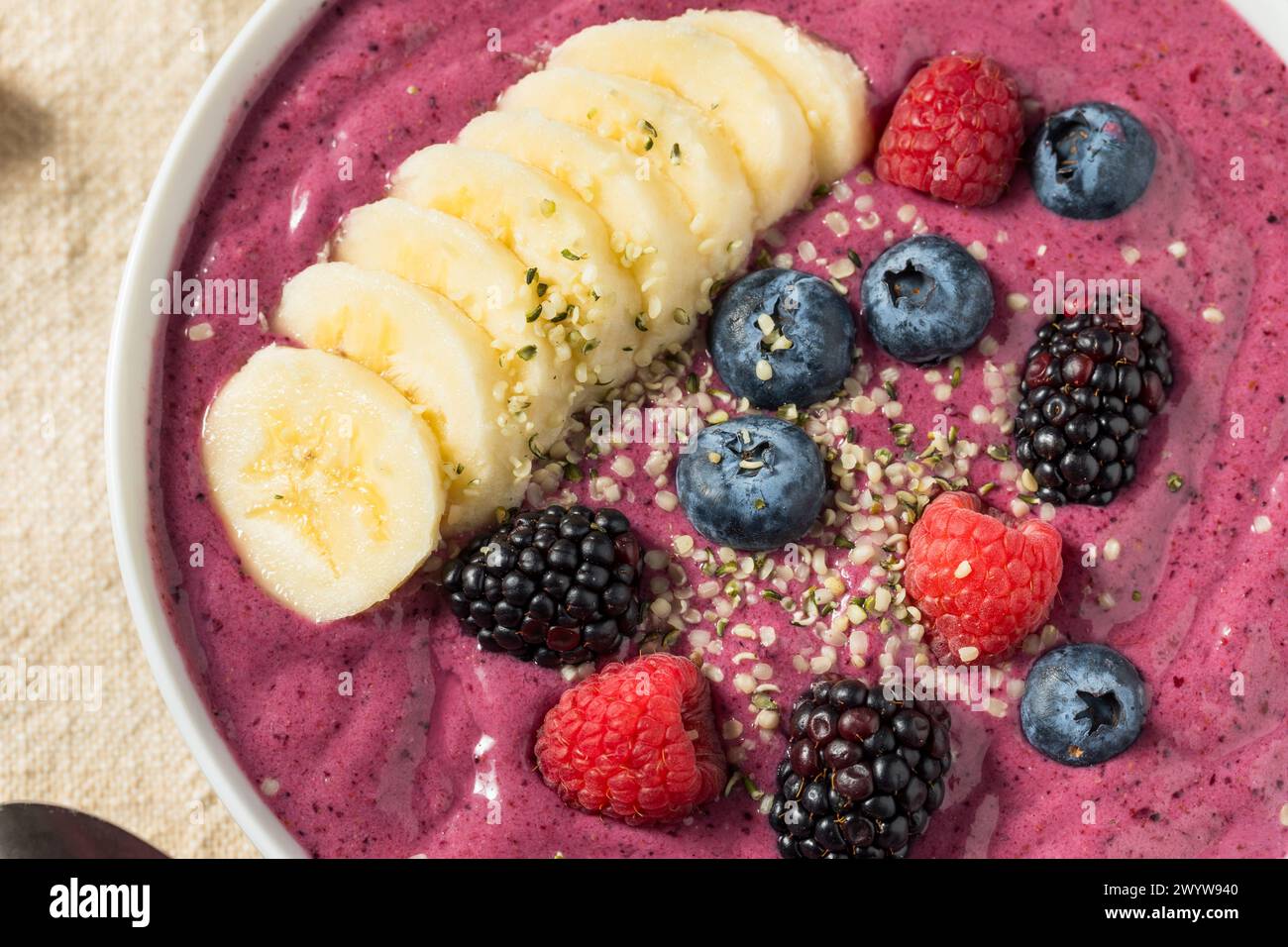 Bol à Smoothie aux baies saines fait maison avec banane et chanvre Banque D'Images