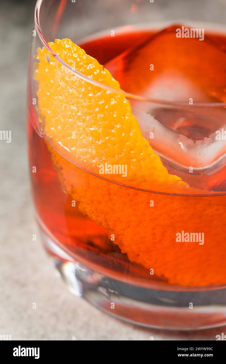 Cocktail Cold Boozy Gin Negroni avec Vermouth et Orange Banque D'Images