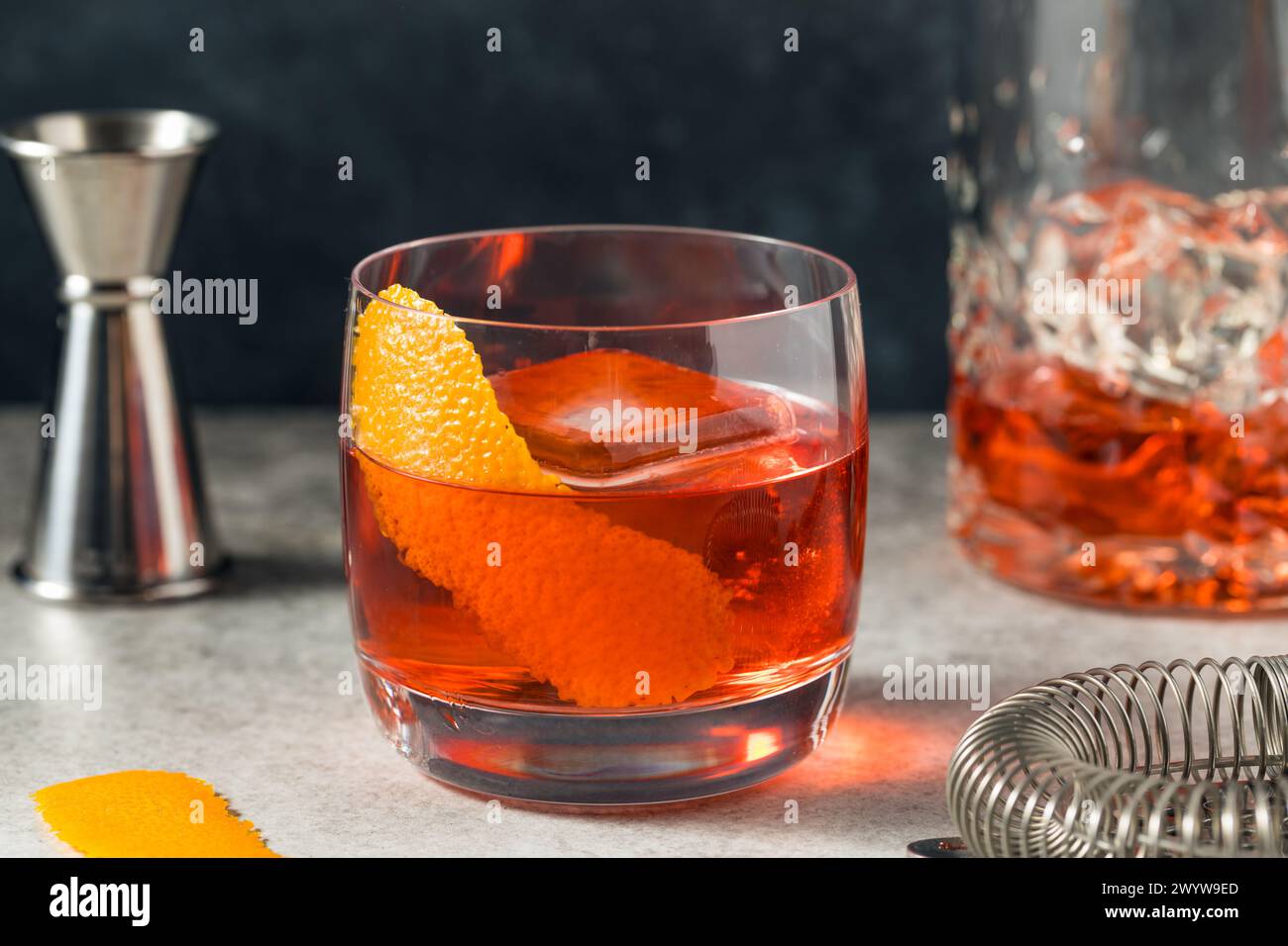 Cocktail Cold Boozy Gin Negroni avec Vermouth et Orange Banque D'Images