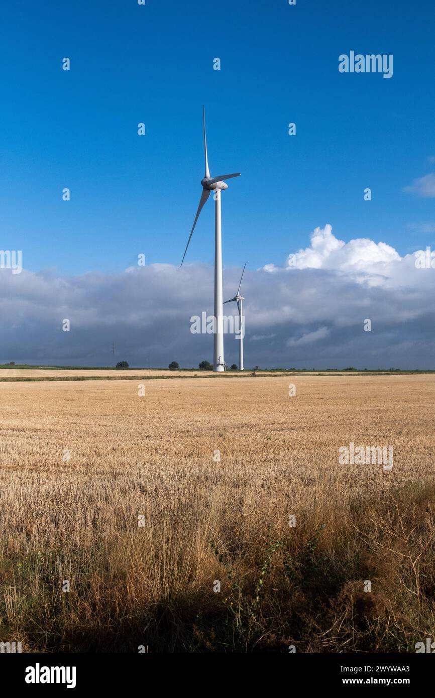 Une éolienne dans un champ de la commune nouvelle de Lys-Haut-Layon, le village rural de Tigne, typique de la campagne française dans les pays de la Loire Banque D'Images