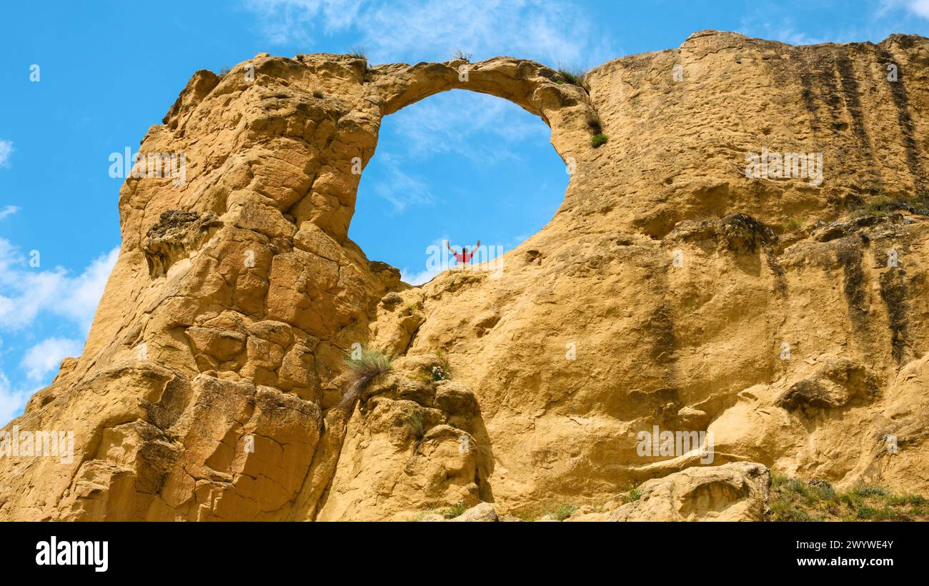 Anneau de montagne à Kislovodsk, Krai de Stavropol, Russie. Paysage de roche de trou, Koltso en russe et le ciel en été, vue de la forme de la fenêtre et de la personne. Conce Banque D'Images