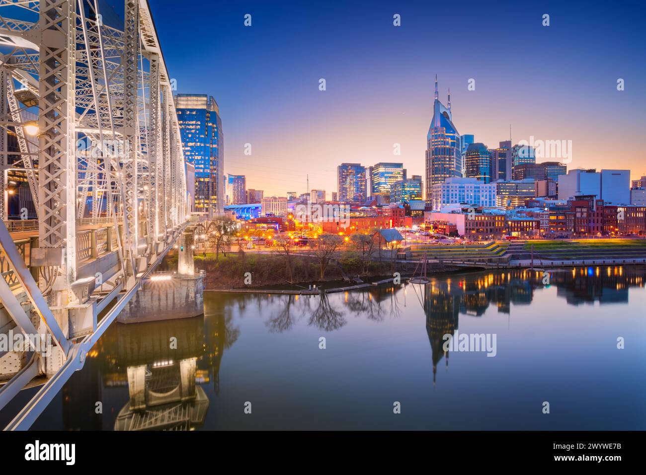 Nashville, Tennessee, États-Unis. Image de paysage urbain de Nashville, Tennessee, USA ligne d'horizon du centre-ville avec reflet de la ville la rivière Cumberland au printemps su Banque D'Images