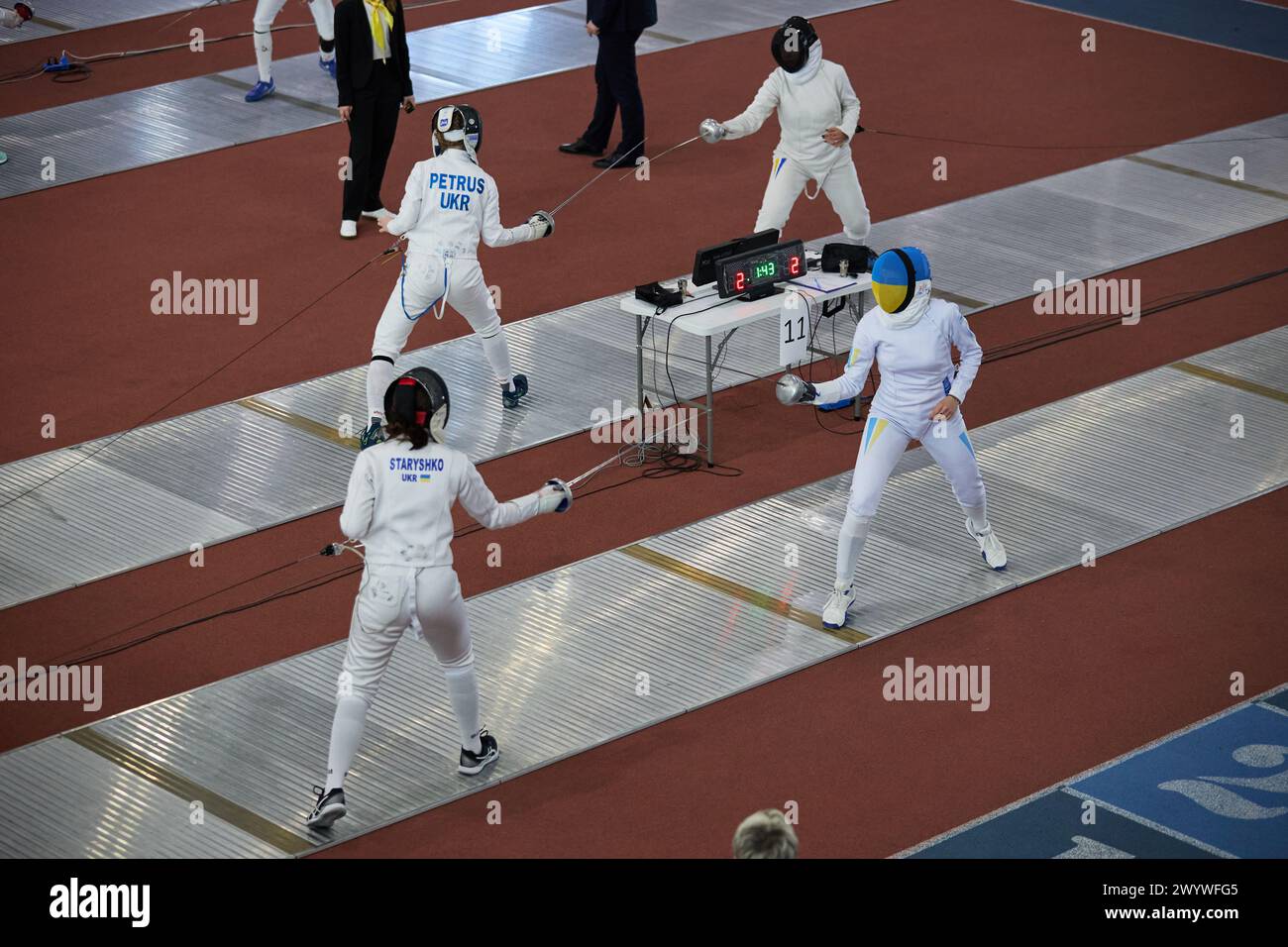 Les escrimeurs féminines combattent sur les pistes pendant le Championnat national d'escrime d'Ukraine. Kiev - 30 mars 2024 Banque D'Images