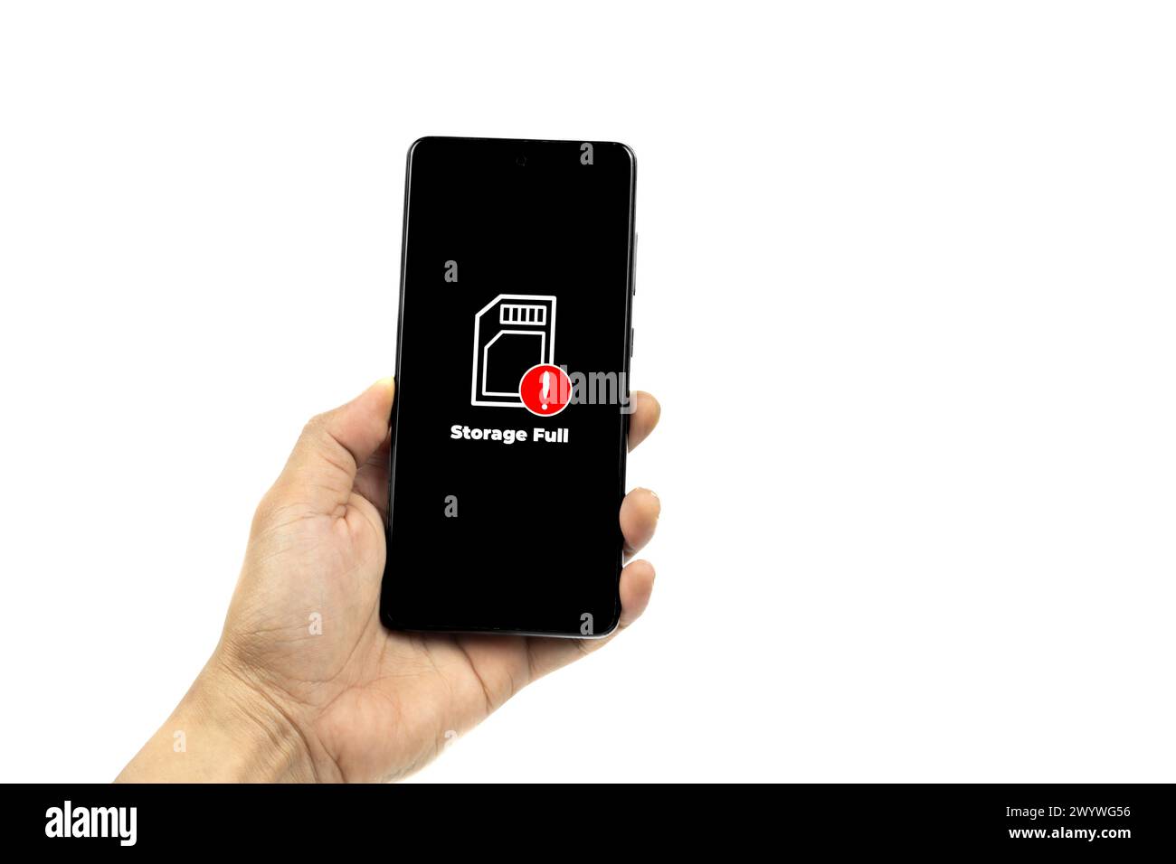 Concepts de problèmes cellulaires. Main d'homme tenant le téléphone intelligent avec l'icône de stockage complet sur l'écran isolé sur fond blanc. Tous les graphiques à l'écran sont faits U. Banque D'Images
