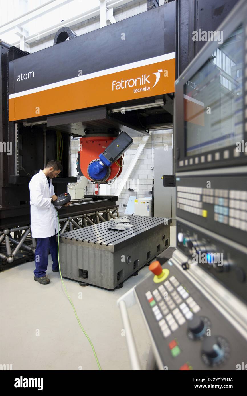 Chercheur travaillant sur la machine de soudage ATOM par friction malaxage, Fatronik-Tecnalia, Centre de recherche et de technologie, Donostia, pays Basque, Espagne. Banque D'Images