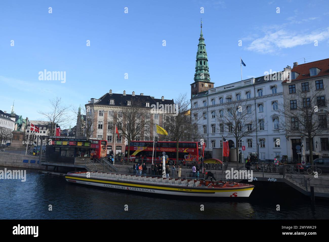 Copenhague, Danemark /08 avril 2024/.visite des canaux Copenhague croisière canard dans le canal de Copenhague ou canal dans la capitale danoise. Photo.Francis Joseph Dean/Dean Pictures Banque D'Images