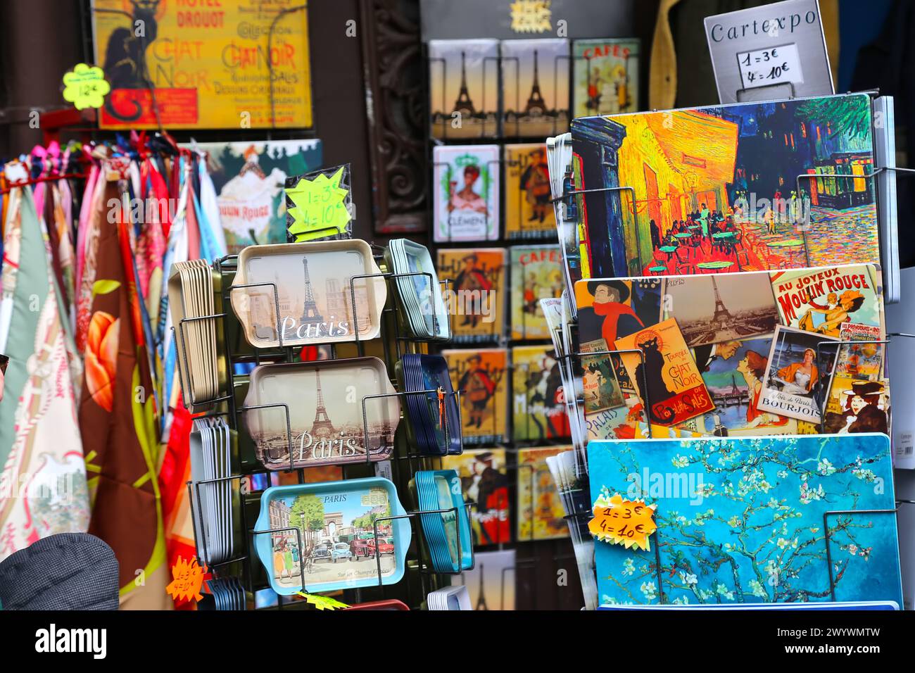 Paris, France -31 mars 2024 : marché de peinture et souvenir de Montmartre dans le quartier éponyme de Paris, France. Banque D'Images