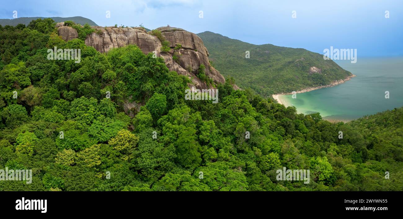 Drone vue aérienne du point de vue de la plage bouteille, coût nord de l'île de Koh Phangan, Thaïlande Banque D'Images