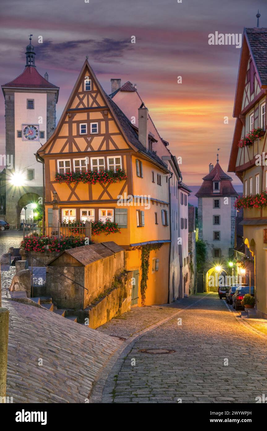 Le célèbre endroit à Rothenburg ob der Tauber appelé Ploenlein la nuit, Franconie, Bavière, Allemagne Banque D'Images