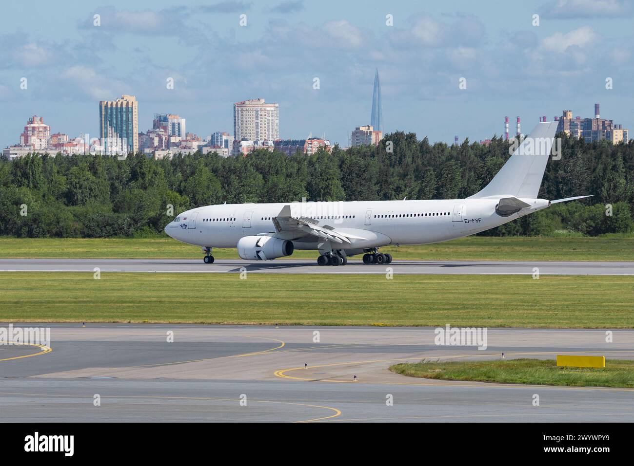 SAINT-PÉTERSBOURG, RUSSIE - 20 JUIN 2018 : Airbus A330 (EI-FSF) de la compagnie aérienne I-Fly sur la voie de circulation de l'aéroport de Pulkovo un jour d'été Banque D'Images