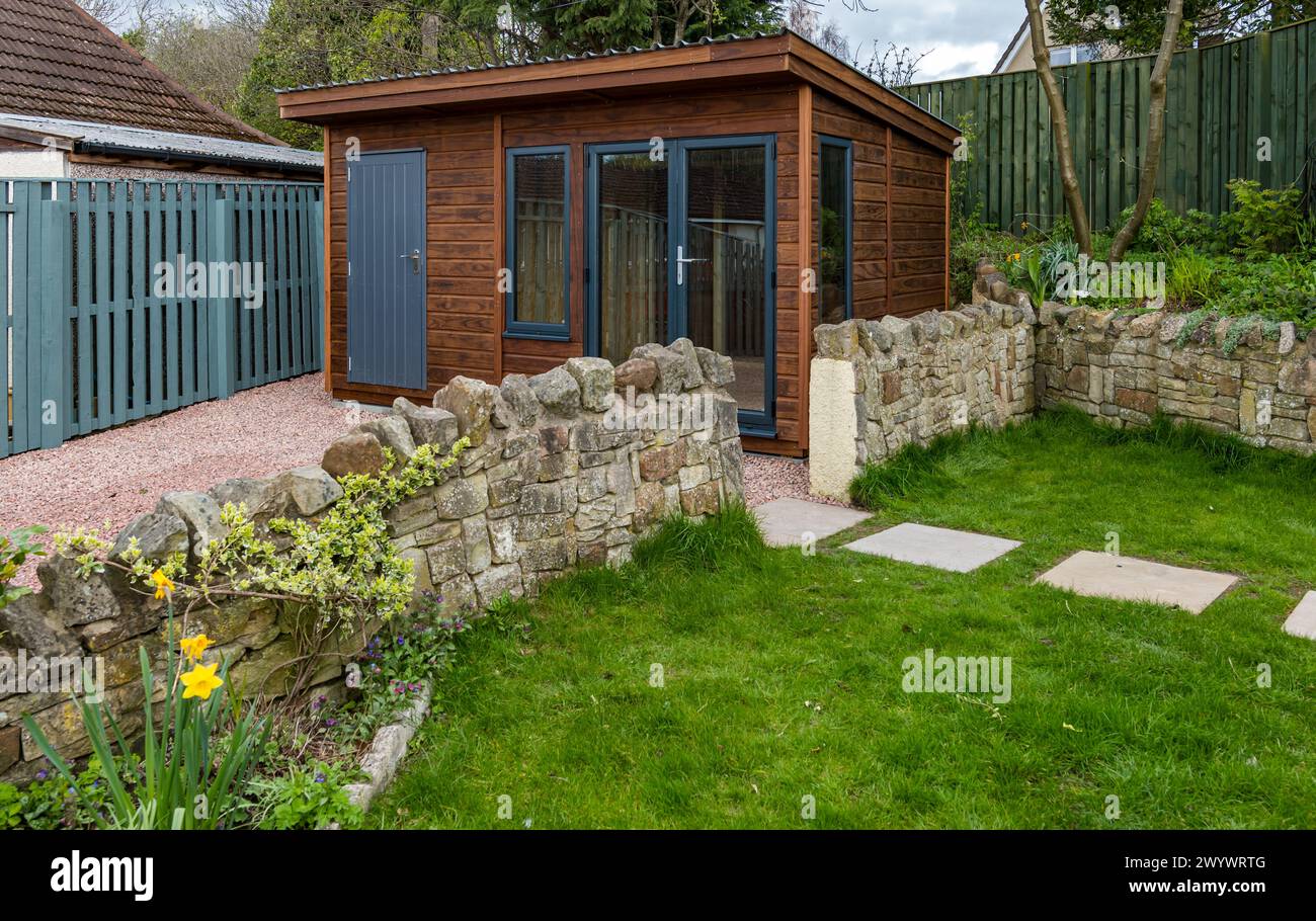 Un hangar et une salle de jardin ou une maison d'été nouvellement construit dans une allée, Écosse, Royaume-Uni Banque D'Images