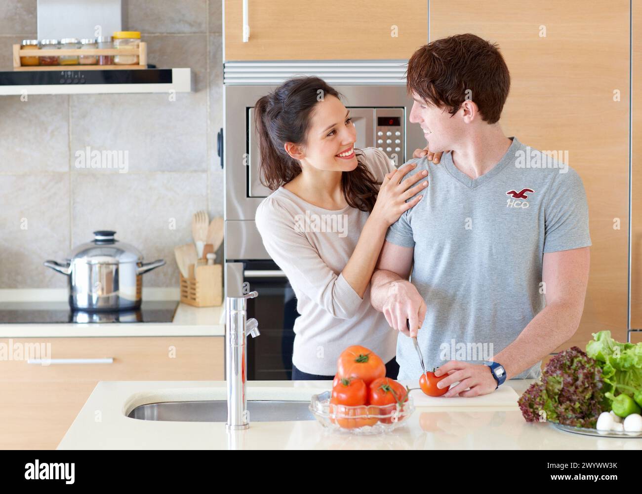 Jeune couple en cuisine. Banque D'Images