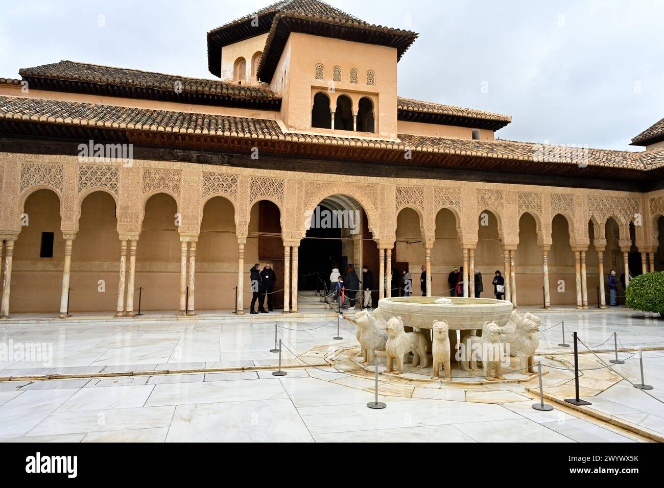 Regardant à travers la Cour des Lions avec des arches de style mauresque, Palais Nasrides, Palais de l'Alhambra, Grenade, Espagne Banque D'Images