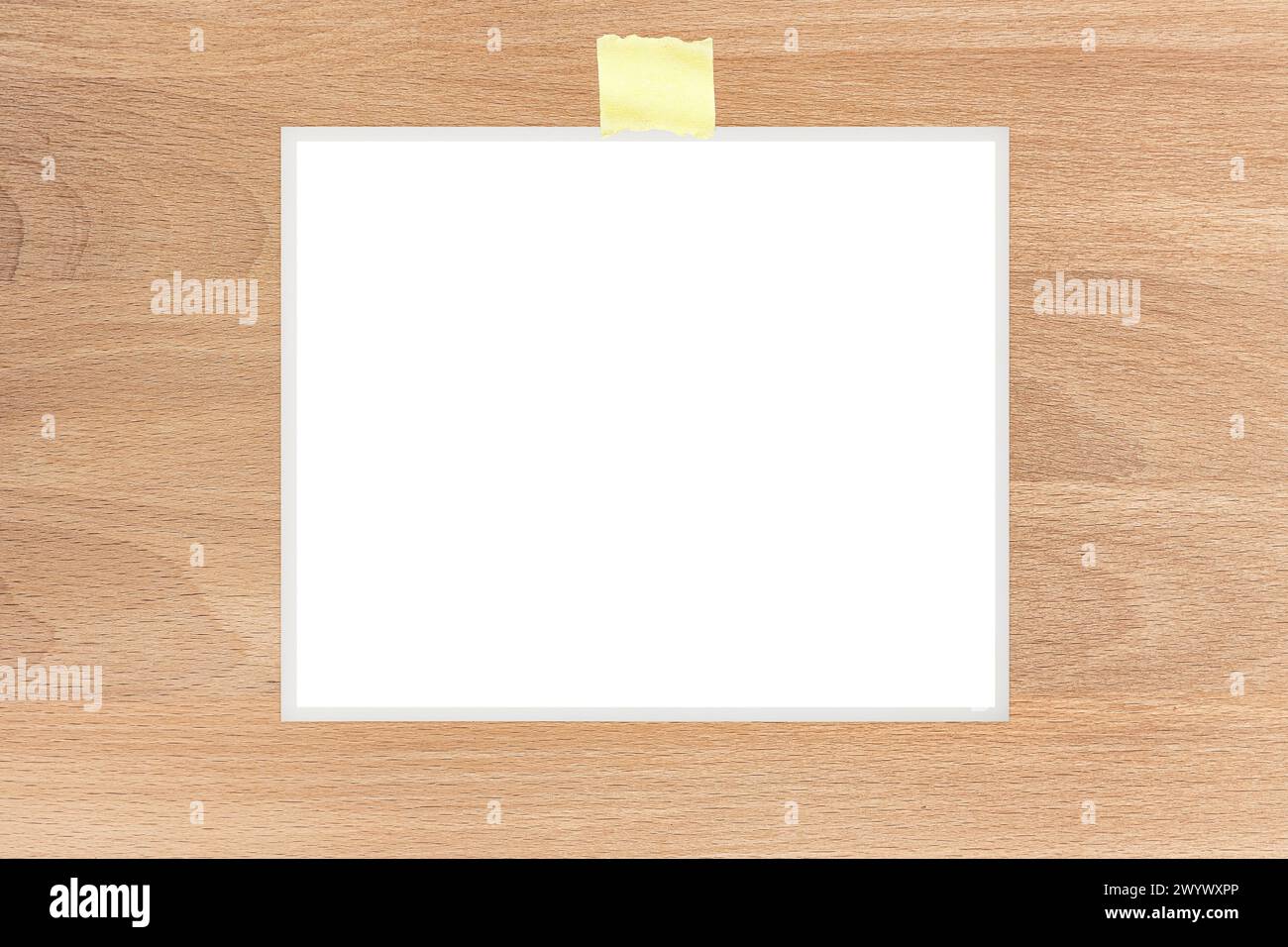 la carte polaroid sur la table en bois Banque D'Images