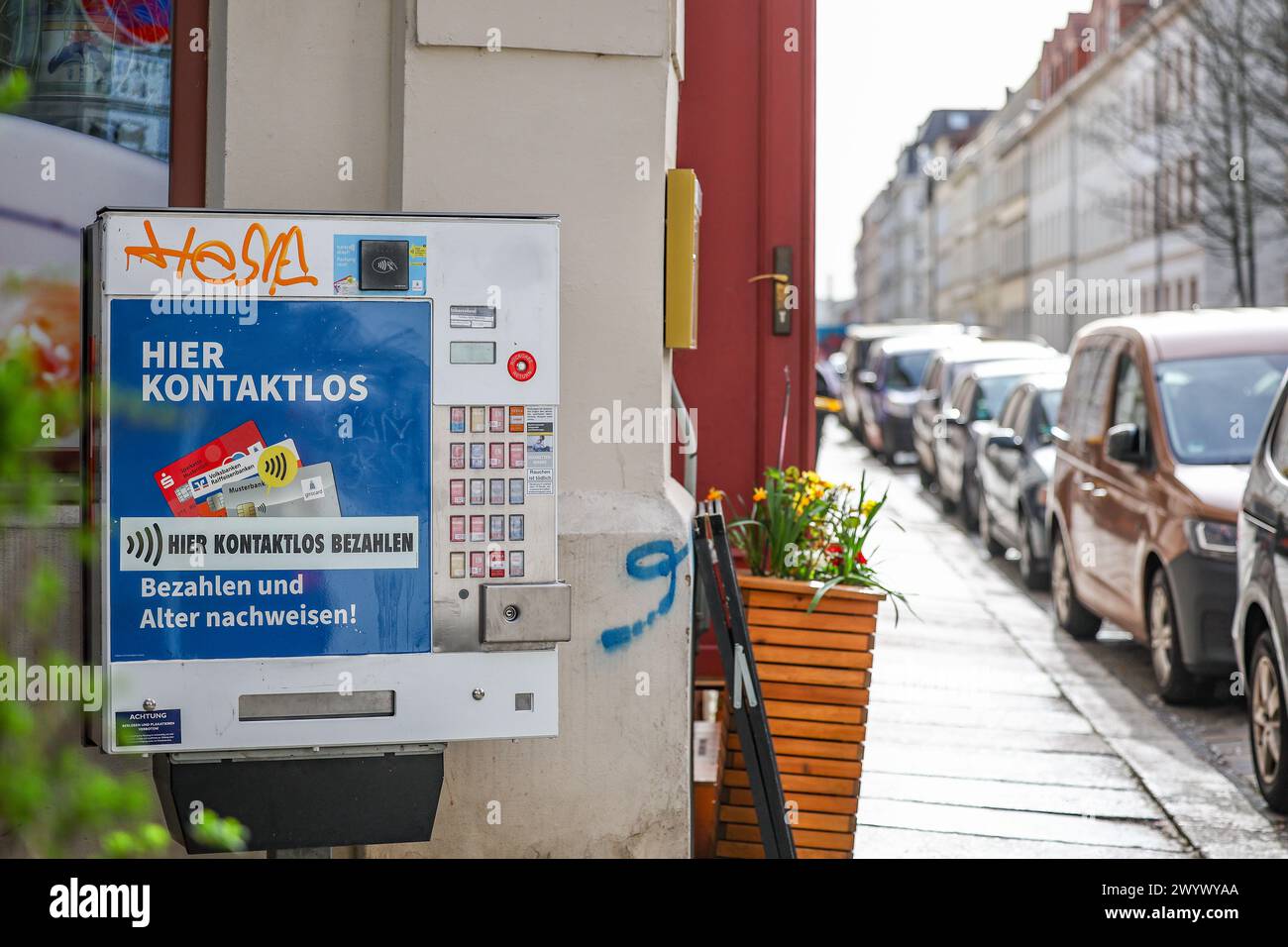 Leipzig, Allemagne. 08 avril 2024. Un distributeur automatique de cigarettes Tobaccoland est situé à l'ouest de Leipzig. L'initiative 'Pro Rauchfrei' a poursuivi l'opérateur parce que les boutons de sélection n'affichent que les timbres de cigarette sans avertissement. Cet avertissement se trouve uniquement sur un autocollant séparé à côté des boutons. Du point de vue de 'Pro Rauchfrei', c'est illégal. Selon ses propres informations, Tobaccoland exploite 85 000 distributeurs automatiques en Allemagne. Crédit : Jan Woitas/dpa/Alamy Live News Banque D'Images