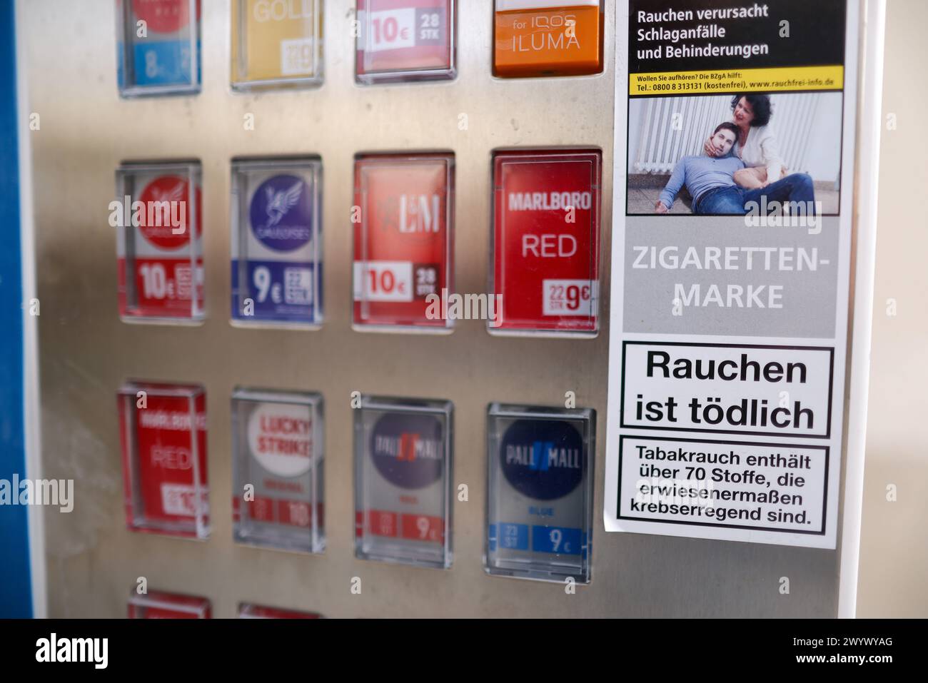 Leipzig, Allemagne. 08 avril 2024. Un distributeur automatique de cigarettes Tobaccoland est situé à l'ouest de Leipzig. L'initiative 'Pro Rauchfrei' a poursuivi l'opérateur parce que les boutons de sélection n'affichent que les timbres de cigarette sans avertissement. Cet avertissement se trouve uniquement sur un autocollant séparé à côté des boutons. Du point de vue de 'Pro Rauchfrei', c'est illégal. Selon ses propres informations, Tobaccoland exploite 85 000 distributeurs automatiques en Allemagne. Crédit : Jan Woitas/dpa/Alamy Live News Banque D'Images