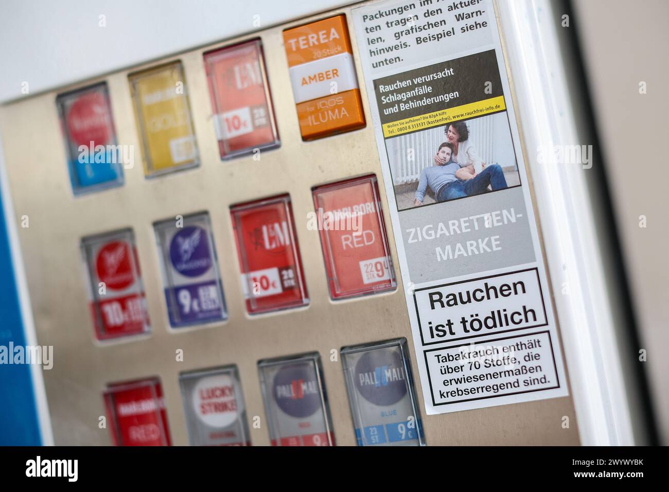 Leipzig, Allemagne. 08 avril 2024. Un distributeur automatique de cigarettes Tobaccoland est situé à l'ouest de Leipzig. L'initiative 'Pro Rauchfrei' a poursuivi l'opérateur parce que les boutons de sélection n'affichent que les timbres de cigarette sans avertissement. Cet avertissement se trouve uniquement sur un autocollant séparé à côté des boutons. Du point de vue de 'Pro Rauchfrei', c'est illégal. Selon ses propres informations, Tobaccoland exploite 85 000 distributeurs automatiques en Allemagne. Crédit : Jan Woitas/dpa/Alamy Live News Banque D'Images
