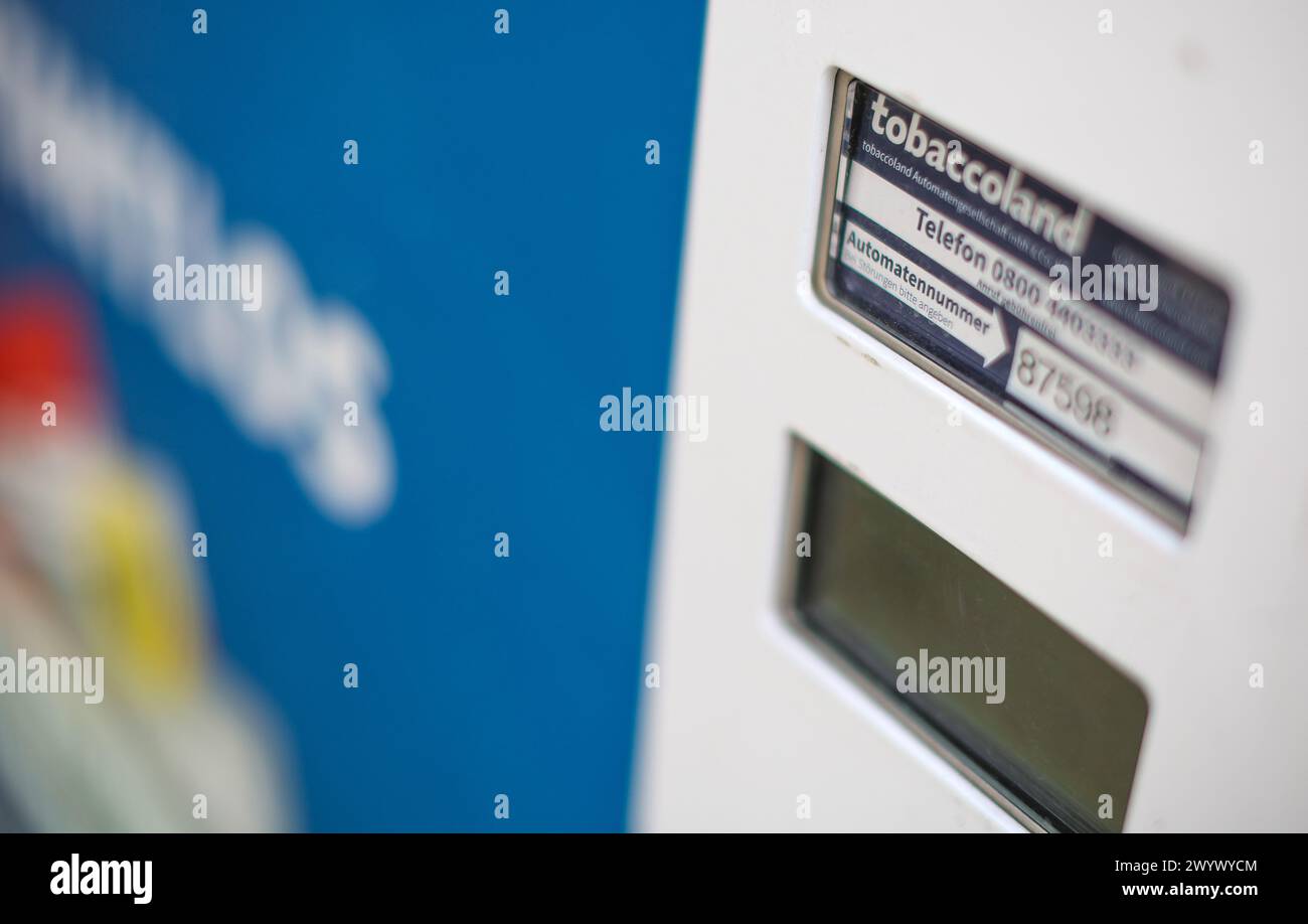 Leipzig, Allemagne. 08 avril 2024. Un distributeur automatique de cigarettes Tobaccoland est situé à l'ouest de Leipzig. L'initiative 'Pro Rauchfrei' a poursuivi l'opérateur parce que les boutons de sélection n'affichent que les timbres de cigarette sans avertissement. Cet avertissement se trouve uniquement sur un autocollant séparé à côté des boutons. Du point de vue de 'Pro Rauchfrei', c'est illégal. Selon ses propres informations, Tobaccoland exploite 85 000 distributeurs automatiques en Allemagne. Crédit : Jan Woitas/dpa/Alamy Live News Banque D'Images