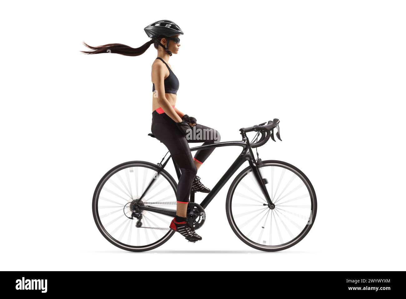 Plan de profil pleine longueur d'une cycliste avec un long cheveu chevauchant un vélo isolé sur fond blanc Banque D'Images