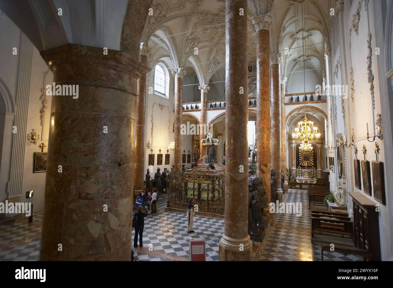 Hofkirche (église de la cour) et le tombeau monumental de l'empereur Maximilien Ier (XVIe siècle), Innsbruck. Tyrol, Autriche. Banque D'Images