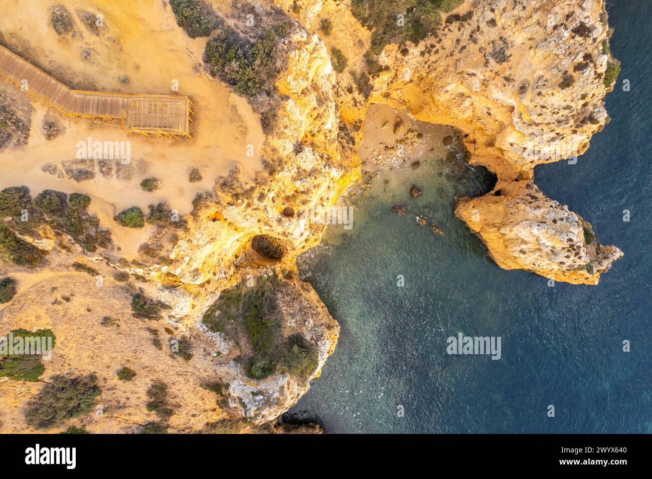 Lever de soleil sur Ponta de Piedade, falaises de l'Algarve sur la côte. Vue aérienne par drone. Banque D'Images