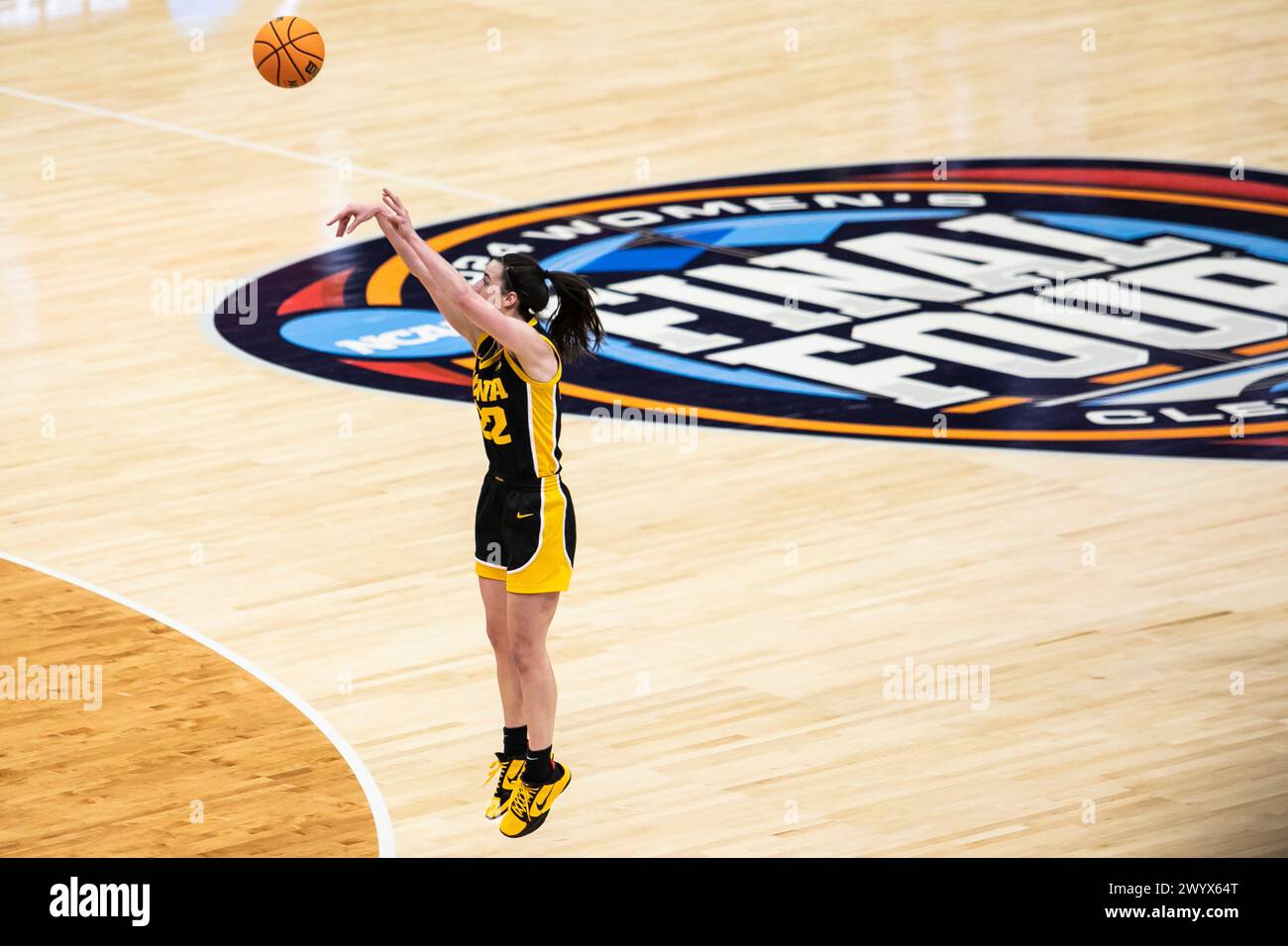 Cleveland, Ohio, États-Unis. 7 avril 2024. La garde des Hawkeyes de l’Iowa Caitlin Clark #22 tire pour trois lors du dernier match du tournoi féminin final four de la NCAA au Rocket Mortgage Fieldhouse à Cleveland, Ohio. (Kindell Buchanan/Alamy Live News) Banque D'Images