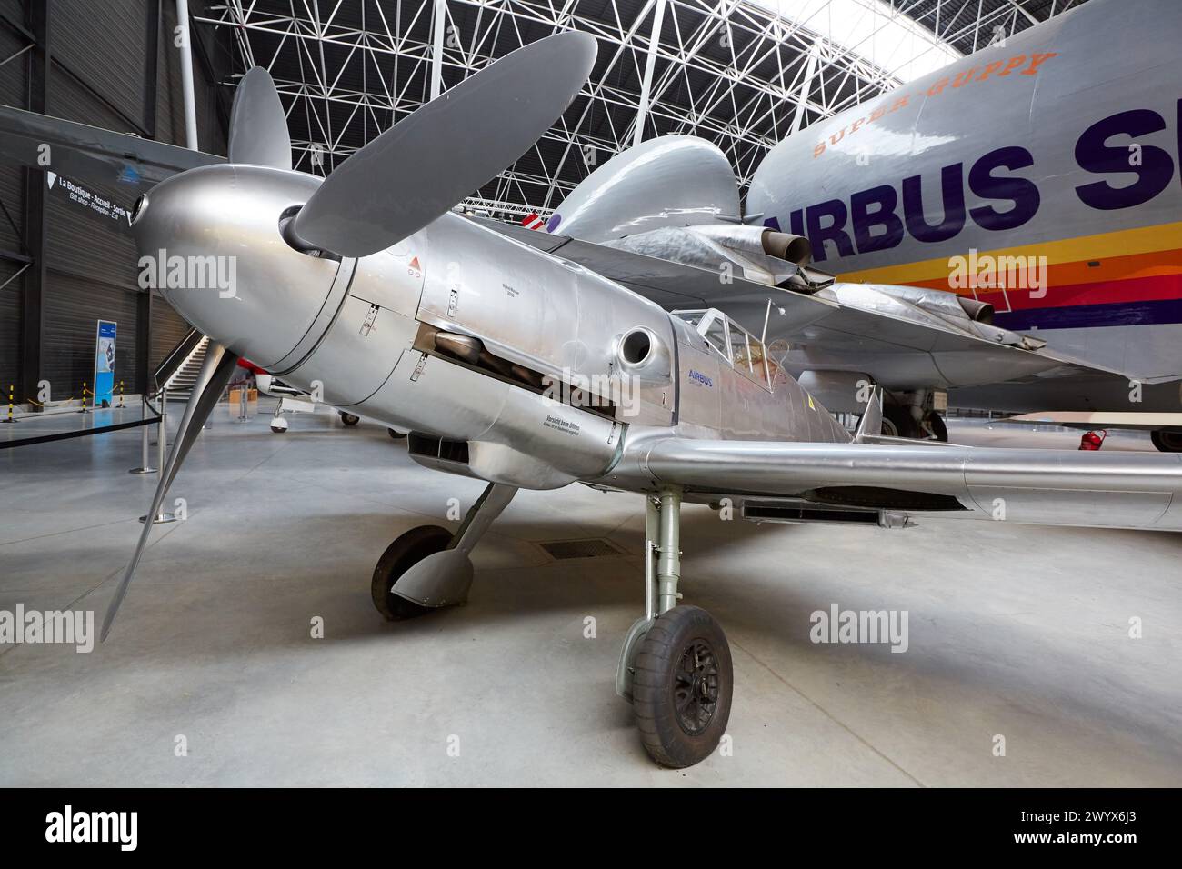 Messerschmitt Bf 109 et Super Guppy SGT avion. Aeroscopia. Musée aéronautique. Toulouse. Haute Garonne. La France. Banque D'Images