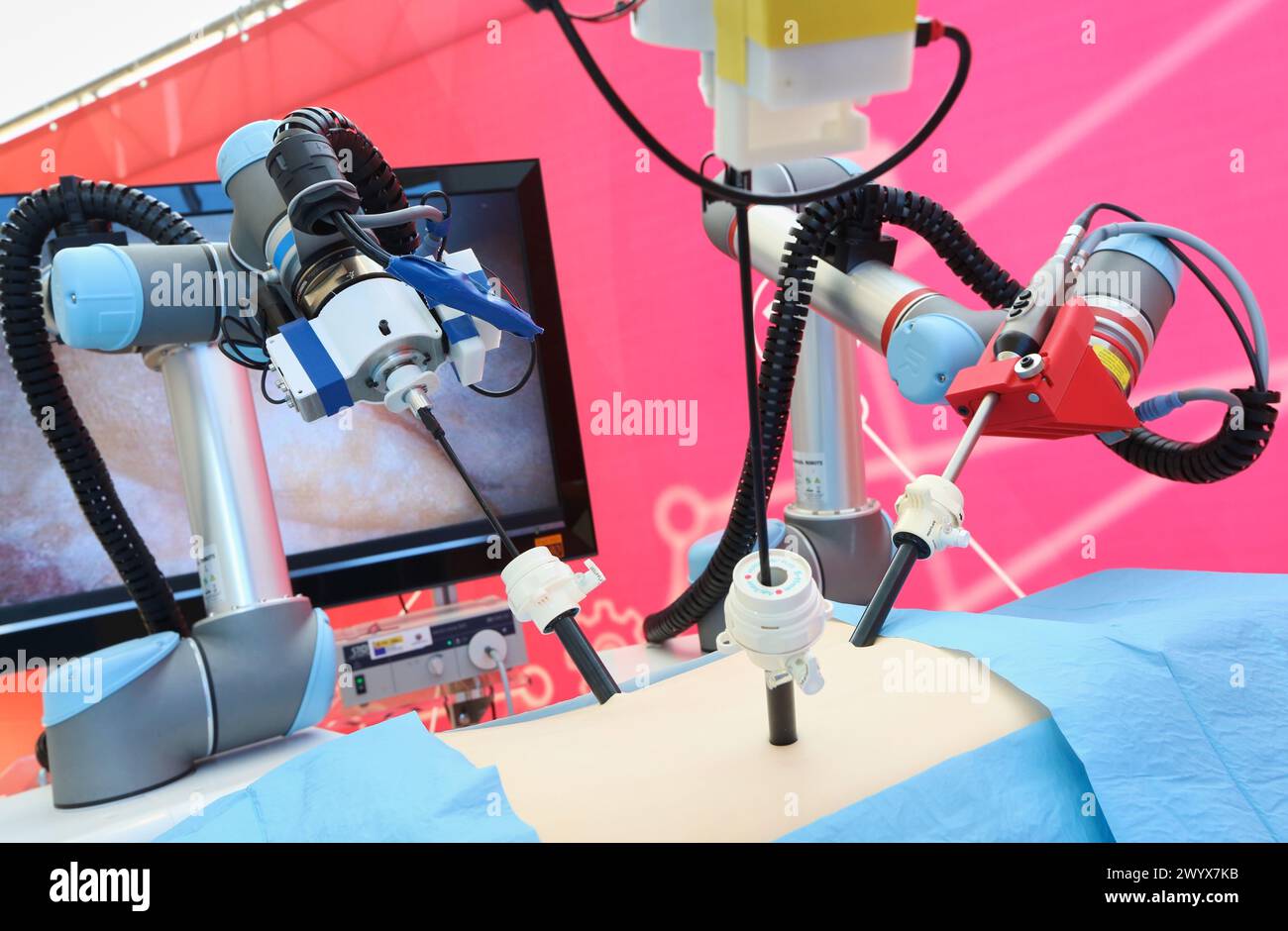 Développement d'un robot chirurgical avec vision 3D et sensations tactiles. Ce projet s’est appuyé sur les conseils des chirurgiens pour la conception et la fabrication du dispositif. Le but de cette collaboration entre ingénieurs et médecins était d'apporter des bénéfices et une valeur ajoutée dans le domaine de la chirurgie laparoscopique. Le robot comprend trois bras qui peuvent fonctionner à la fois de manière coordonnée individuellement et par conséquent le chirurgien peut s'adapter en fonction des besoins de chaque opération. Propulsé par Tecnalia Research & innovation, Université de Córdoba et l'Institut de recherche biomédicale Maimonide de Cordoue (Im Banque D'Images