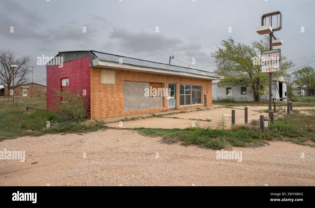Ancienne station-service en briques abandonnée à Loop, Texas, États-Unis Banque D'Images