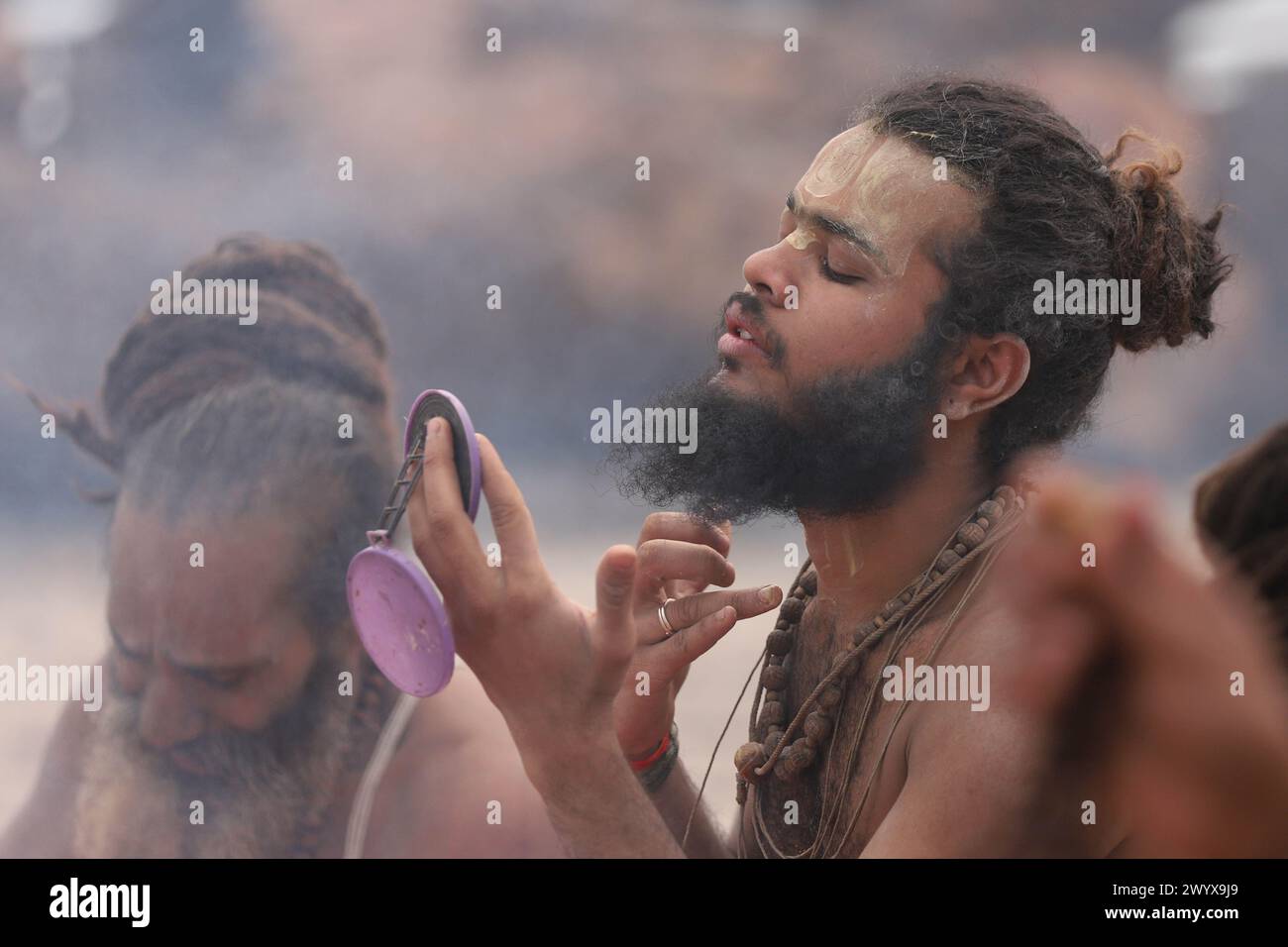 Un sadhu se prépare au culte à l'occasion du festival basant Panchami dans un camp religieux pendant la Magh Mela à Prayagraj, en Inde. Banque D'Images