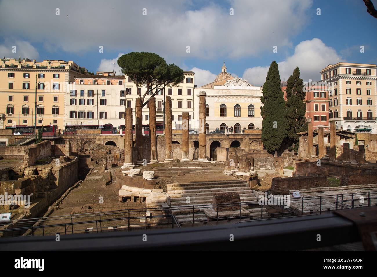 Largo di Torre Argentina (place de la Tour Argentine) est un grand espace ouvert à Rome, en Italie, avec quatre temples romains Banque D'Images