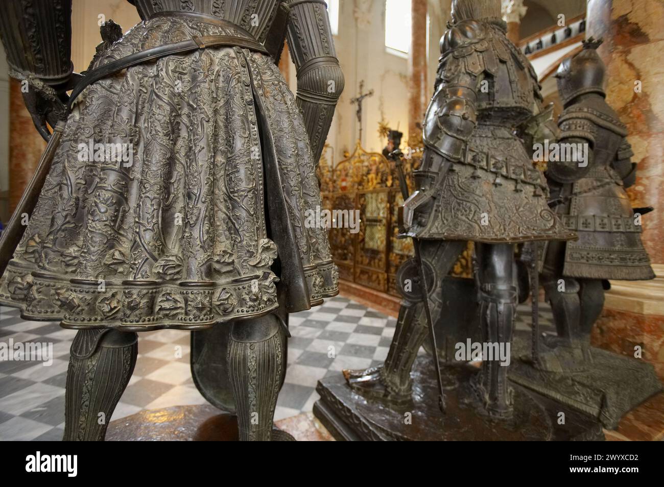 Tombeau monumental de l'empereur Maximilien Ier (XVIe siècle) : -de gauche à droite- Roi Philippe le Bel de Castille, Roi Rodolphe Ier, Duc Albrecht II le sage d'Autriche dans la Hofkirche (église de la Cour), Innsbruck. Tyrol, Autriche. Banque D'Images