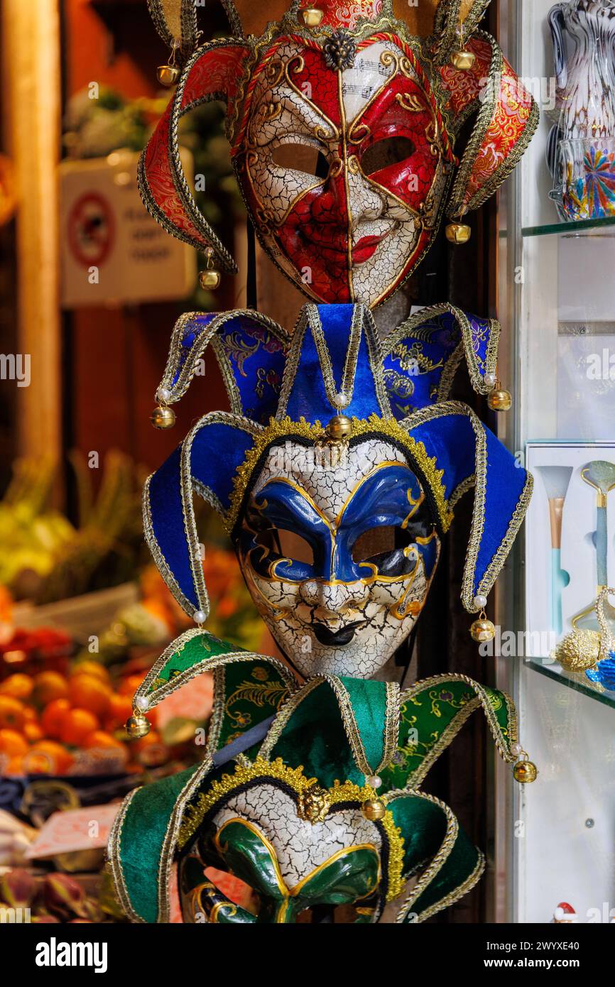 Masques vénitiens en magasin à Venise. Le carnaval annuel de Venise est parmi les plus célèbres d'Europe. Son symbole est le masque vénitien. Haute qualité Banque D'Images