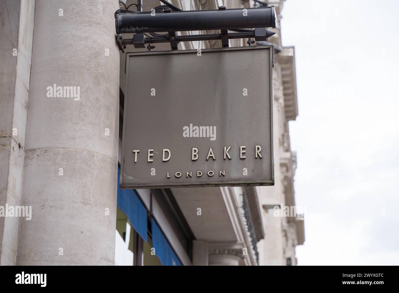 Londres Royaume-Uni , 8 avril 2024. Ted boulanger Londres fermera 15 magasins en Angleterre, les acheteurs devant Regent Street store Londres Angleterre Royaume-Uni. Crédit : Xiu Bao/Alamy Live News Banque D'Images