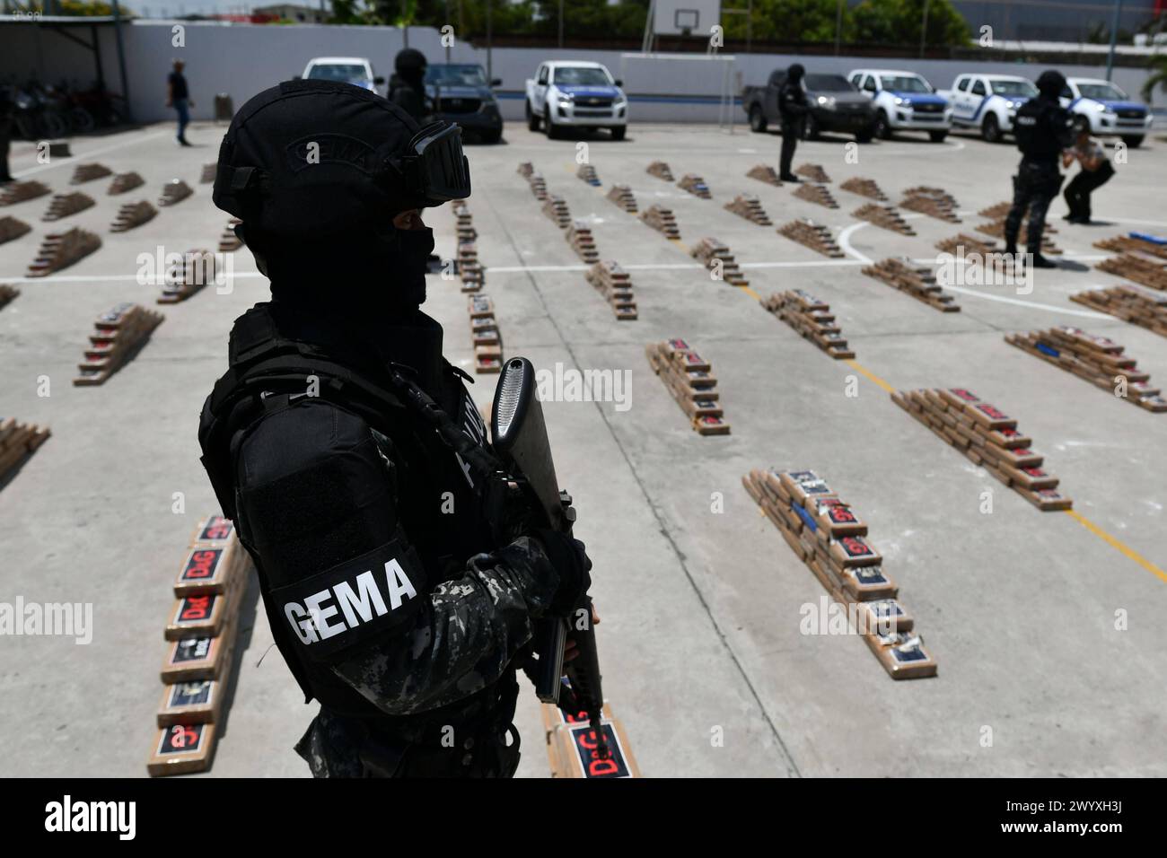 MANTA-DROGA SAN LORENZO Manta, 08 de abril de 2024. Presentacion de la incautacion de 2 toneladas de droga llevada a cabo en la parroquia San Lorenzo de Manta. Declaraciones del Coronel JosÃ Vinueza. API / Ariel OCHOA Manta Manabi Ecuador CLJ-MANTA-DROGASANLORENZO-3ee7d817b04116ce71591615eb8639d4 *** MANTA DROGA SAN LORENZO Manta, avril 08, 2024 présentation de la saisie de 2 tonnes de drogue effectuée dans la paroisse de San Lorenzo de Manta déclarations du colonel JosÃ Vinueza API Ariel OCHOA Manta Manta Manabi Ecuador CLJ MANTA DROGASANLORENZO 3ee7d817b04116ce71591615eb8639d4 Copyright : xArielx Banque D'Images