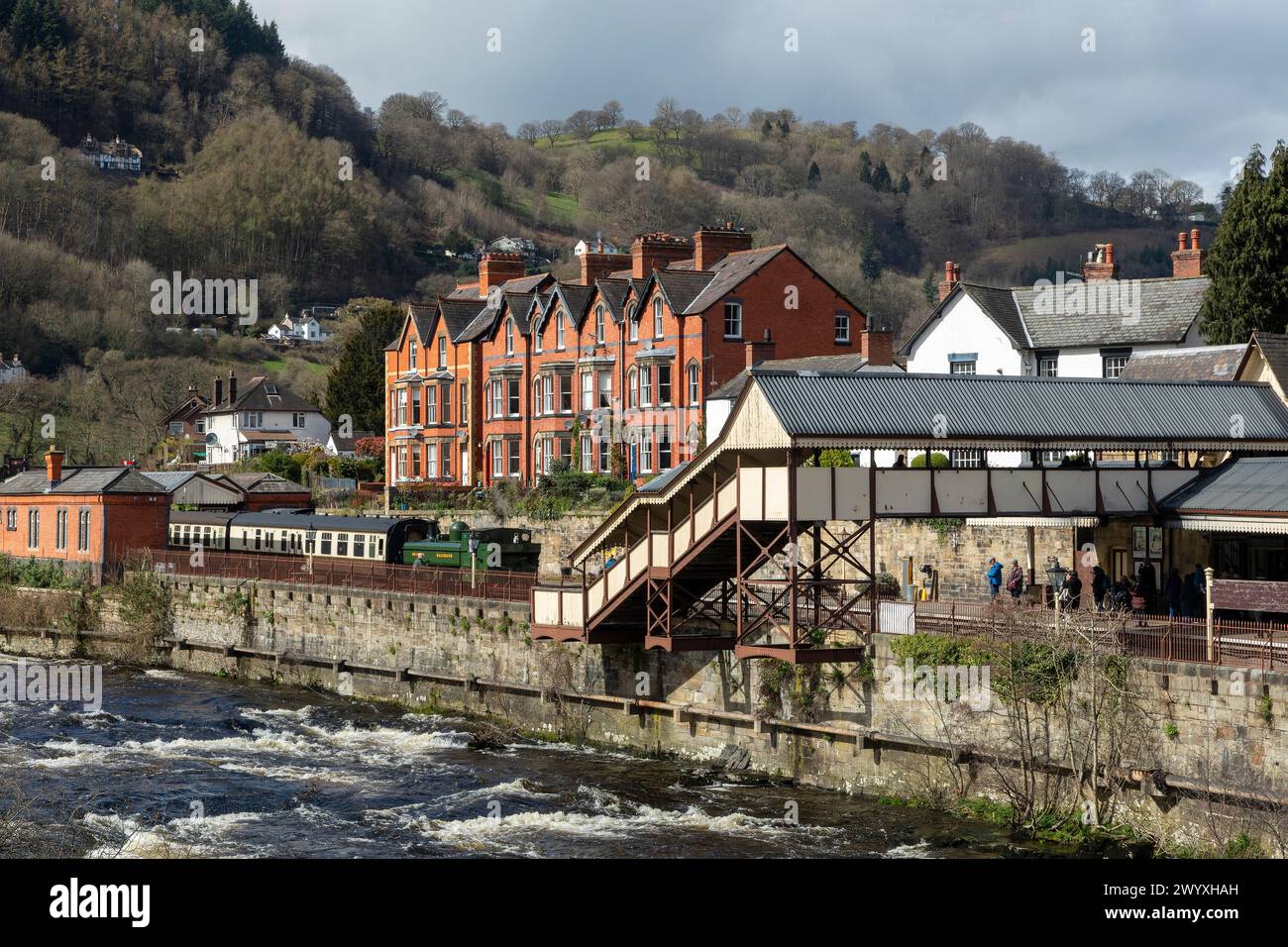 Gare ferroviaire, train à vapeur, River Dee, Llangollen, pays de Galles, grande-Bretagne Banque D'Images
