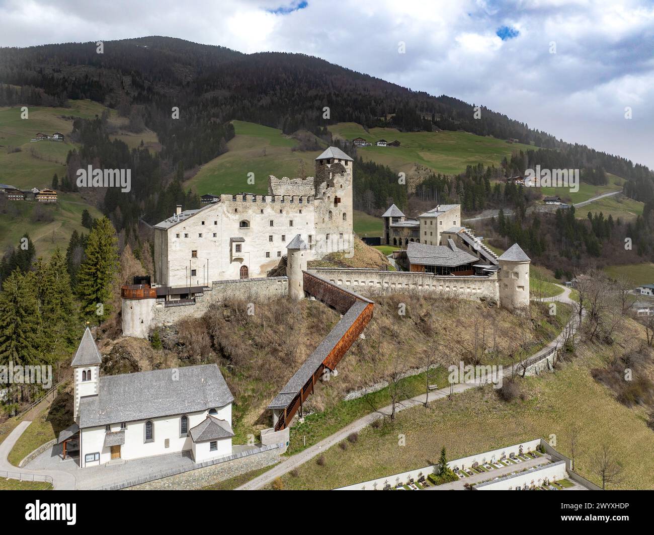 Château médiéval de Heinfels à Panzendorf près de Sillian dans la vallée de Puster en Autriche. Construit au 13ème siècle. Forteresse fortifiée avec une tour, entourant w Banque D'Images