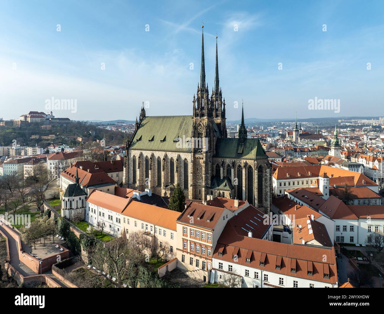 Brno, Tchéquie. Cathédrale catholique romaine. À l'origine médiévale dans le style gothique, de nombreuses rénovations, les hautes tours ajoutées dans le renouveau gothique entre 1901-1909. Banque D'Images