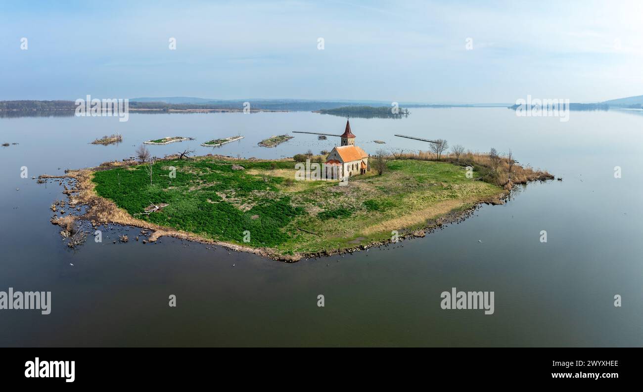 Île de Musov en Moravie du Sud, République tchèque, avec l'église gothique médiévale saint Linhart (Leonard), maintenant abandonnée, après que le village a été inondé par th Banque D'Images