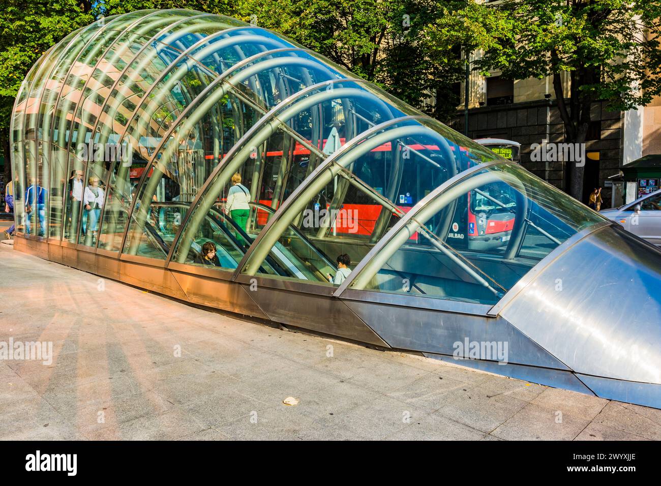 L'accès au métro de Bilbao est assuré par des « fosteritos », des structures en verre affectueusement nommées d'après l'architecte qui les a conçues, Norman Foster. Bi Banque D'Images