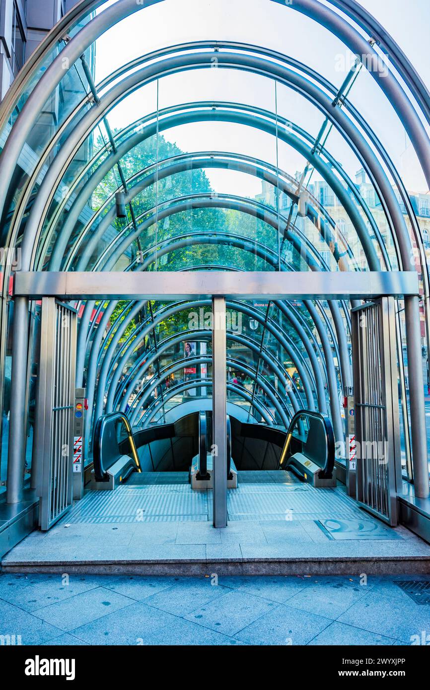 L'accès au métro de Bilbao est assuré par des « fosteritos », des structures en verre affectueusement nommées d'après l'architecte qui les a conçues, Norman Foster. Bi Banque D'Images