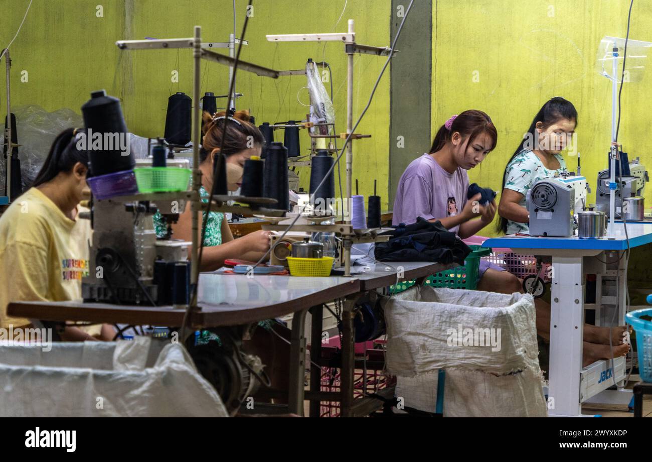 Immigrants birmans illégaux travaillant dans un petit atelier de confection de vêtements textiles à Mae Sot, Thaïlande. Banque D'Images