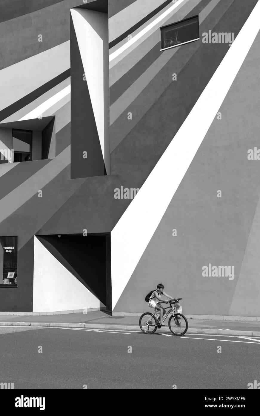 Boy en vélo devant la Towner Art Gallery avec des œuvres colorées Dance Diagonal de l'artiste allemand Lothar Götz à Eastbourne, East Sussex UK en septembre Banque D'Images