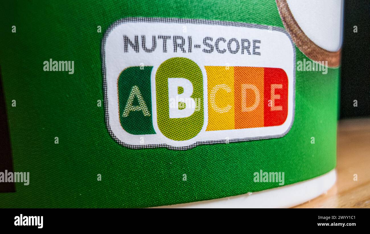 Hambourg, Allemagne. 07 avril 2024. Le feu de signalisation Nutri-score avec les couleurs du vert au rouge peut être vu sur un pot de yaourt. L'échelle de couleurs et de lettres à cinq niveaux est destinée à fournir un aperçu de la valeur nutritionnelle d'un produit. Crédit : Markus Scholz/Markus Scholz/Picture alliance/dpa/Markus Scholz/dpa/Alamy Live News Banque D'Images