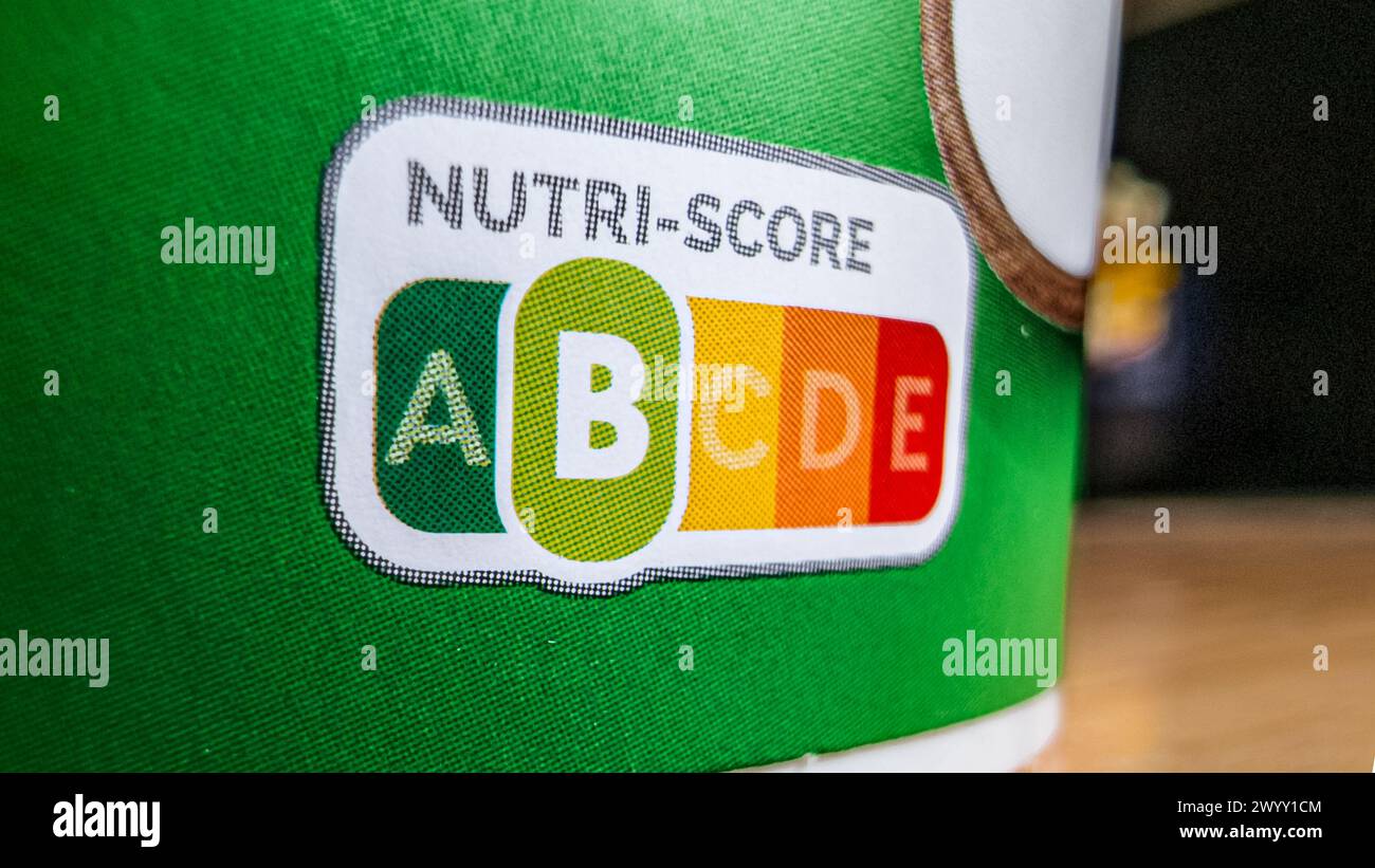 Hambourg, Allemagne. 07 avril 2024. Le feu de signalisation Nutri-score avec les couleurs du vert au rouge peut être vu sur un pot de yaourt. L'échelle de couleurs et de lettres à cinq niveaux est destinée à fournir un aperçu de la valeur nutritionnelle d'un produit. Crédit : Markus Scholz/Markus Scholz/Picture alliance/dpa/Markus Scholz/dpa/Alamy Live News Banque D'Images