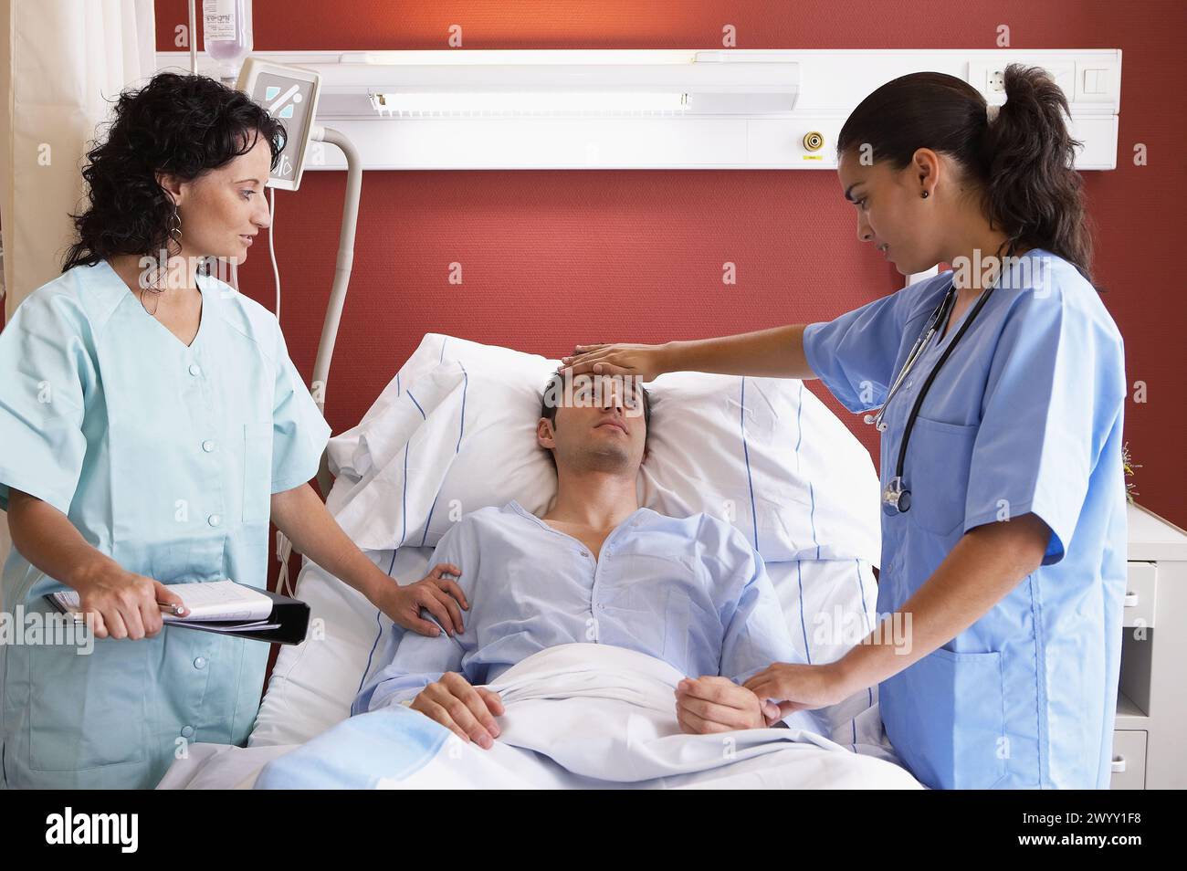 Médecins et malades hospitalisés. Banque D'Images