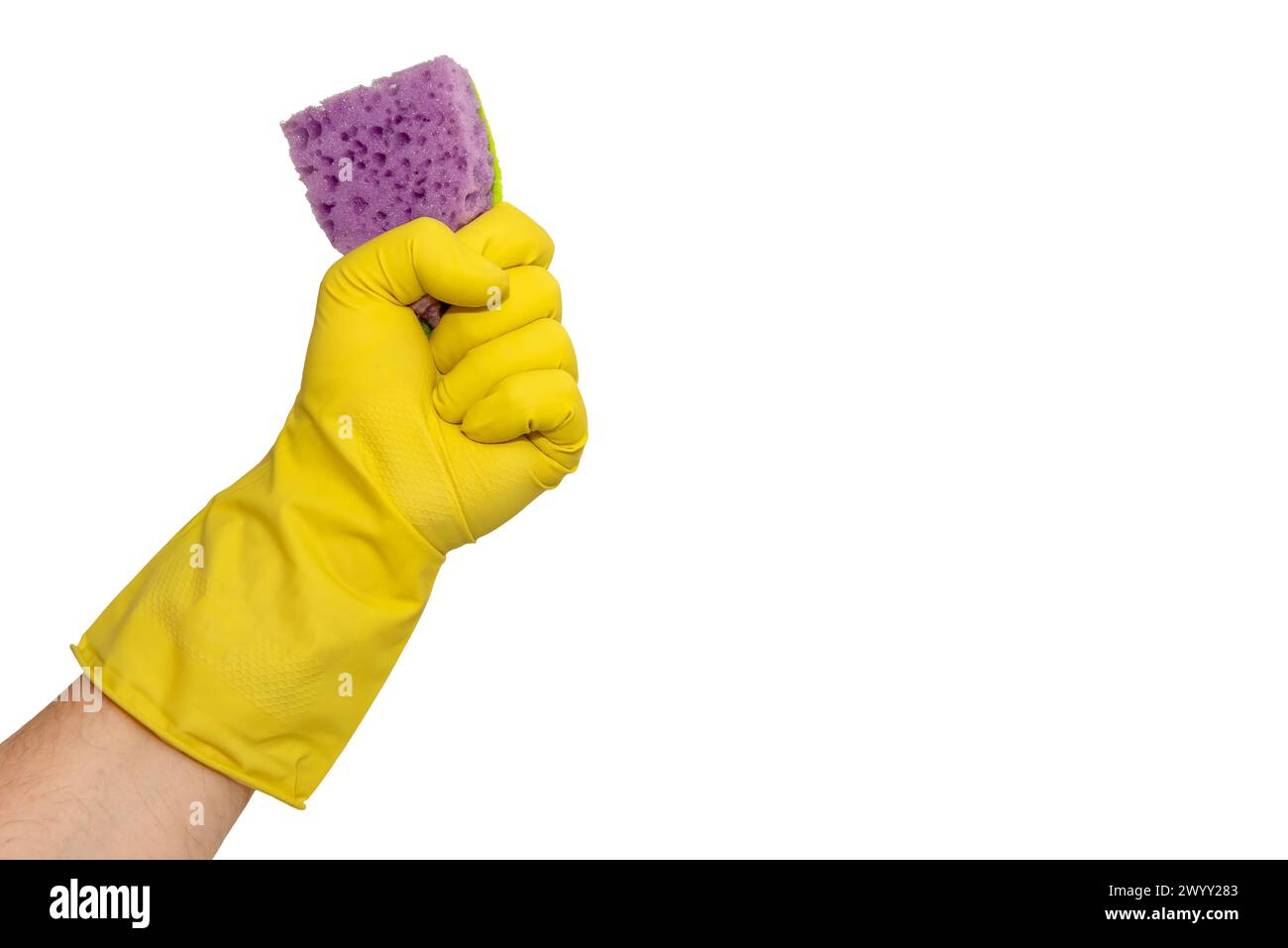 Une main dans des gants en caoutchouc jaune tient une éponge sur un fond blanc. Les gants en caoutchouc isolent Banque D'Images Une main dans des gants en caoutchouc jaune tient une éponge sur un fond blanc. Les gants en caoutchouc isolent Banque D'Images